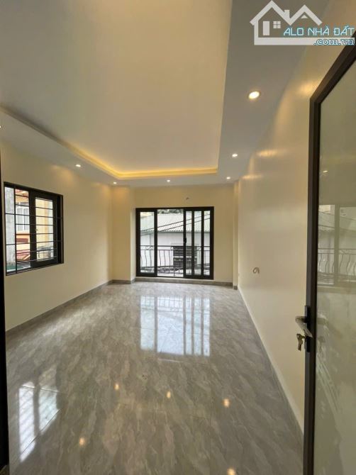 - Bán nhà đường Trần Cung, sát phố, nội thất xịn sò, 40m2, 9.3 tỷ. - 2