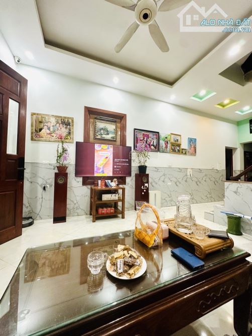 NHÀ VÕ THỊ SÁU- Ô TÔ CHẠY VÒNG QUANH- 48M- NHỈNH 6 TỶ- SÂN RIÊNG SIÊU RỘNG- KINH DOANH TỐT - 2