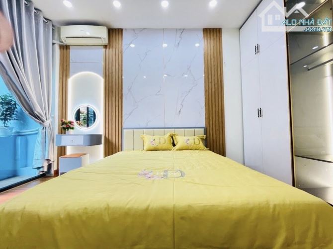 - Bán nhà đường Trần Cung, sát phố, nội thất xịn sò, 40m2, 8.95 tỷ. - 2