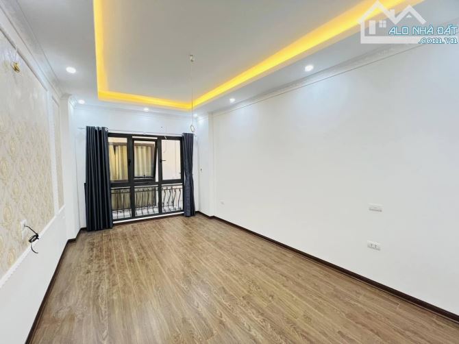 - Bán nhà đường Trần Cung, sát phố, nội thất xịn sò, 38m2, 9 tỷ. - 2