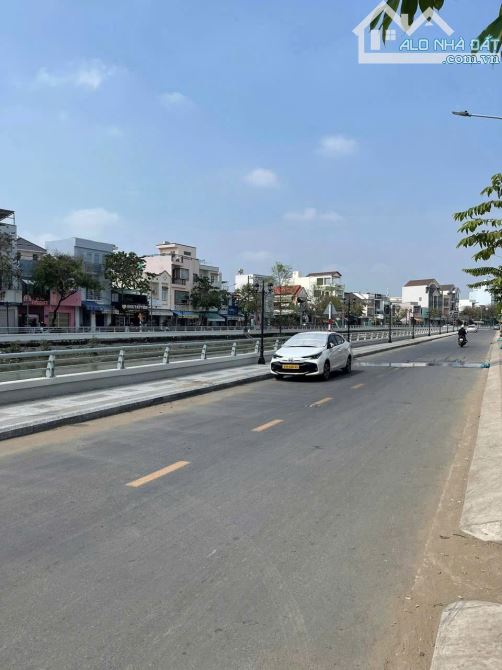 CHỦ GIẢM 2 TỶ . Bán nhà lầu MT bờ hồ Huỳnh Cương . - 2
