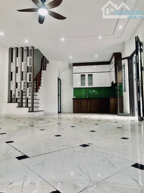 - Bán nhà đường Trần Cung, sát phố, nội thất xịn sò, 39m2, 8.5 tỷ. - 2