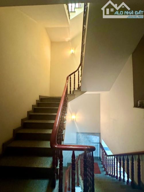 Nhà cũ bán đất - mặt phố 399 Âu Cơ - 122m2 x 3T x MT 6m - o to 2 chiều - lô góc - 2