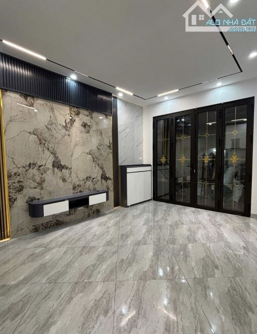 Lĩnh Nam - LÔ GÓC, DÂN XÂY - 34m2 - 5.95 tỷ - 2