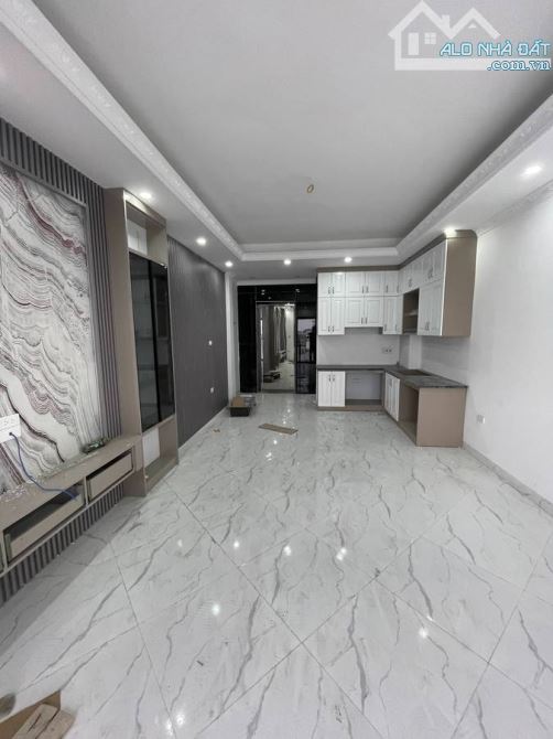 Bán Nhanh Nhà Bát Khối 42m 6 Tầng Thang Máy mặt tiền 3.9m Chỉ 8.4 Tỷ Long Biên Gara ÔTô - 2
