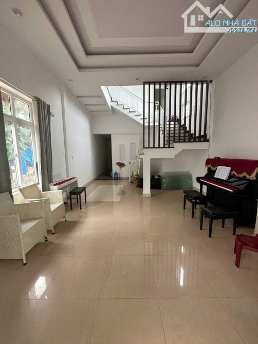 Bán nhà 3 tầng 5 phòng ngủ Kiệt ôtô Lê Thánh Tôn, TP Huế, sát bên Đại Nội Huế, chỉ 3,8 tỷ - 3