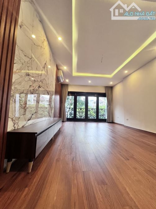 PHÂN LÔ VIP - Ô TÔ TRÁNH - VIEW VƯỜN HOA - DÂN TRÍ CAO - GIANG BIÊN - 3