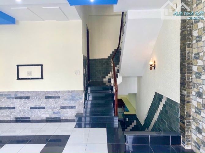 NHÀ MẶT TIỀN QUẬN 2 - 4 TẦNG - ĐƯỜNG LỚN THÔNG - SÂN ĐẬU XE HƠI 25M2 - 3