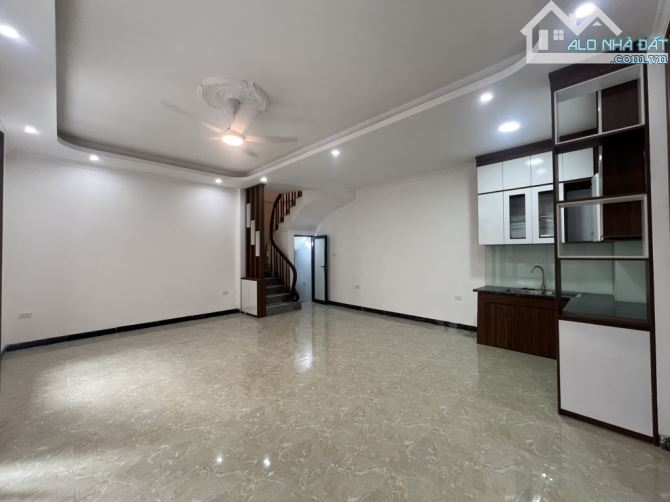Bán Căn Nhà Phố Ngọc Trì 5 Tầng Mới Tinh Thông Thoáng Gần Oto - 3