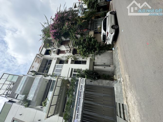 Nhà đẹp, gần phố, sổ phân lô liền kề- giá cắt lỗ- 83m- 4 tầng- mặt tiền 4,1m - 3