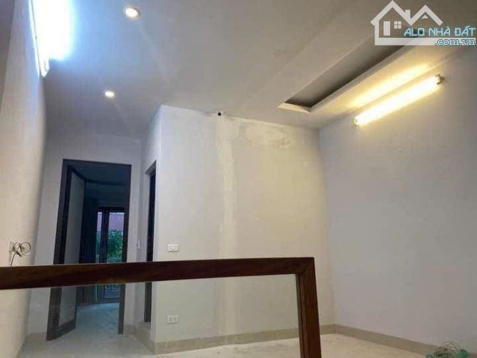 CHO THUÊ NHÀ NGUYÊN CĂN MẶT PHỐ HOA LÂM - VIỆT HƯNG - VỈA HÈ - Ô TÔ TRÁNH - 3