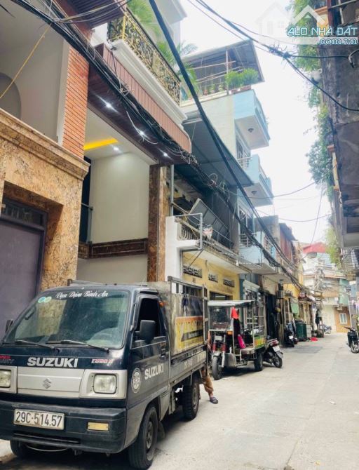 Gara ô tô- Lạc Long Quân/ Tây Hồ- 6 Tầng Thang Máy- Dt 47m2 - Ngõ Thông Ô tô Tránh