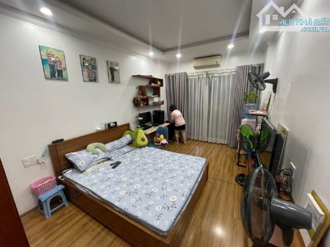 Bán nhà Long Biên, nội thất cơ bản, khu vực trung tâm, nở hậu, 9 tỷ x - 3