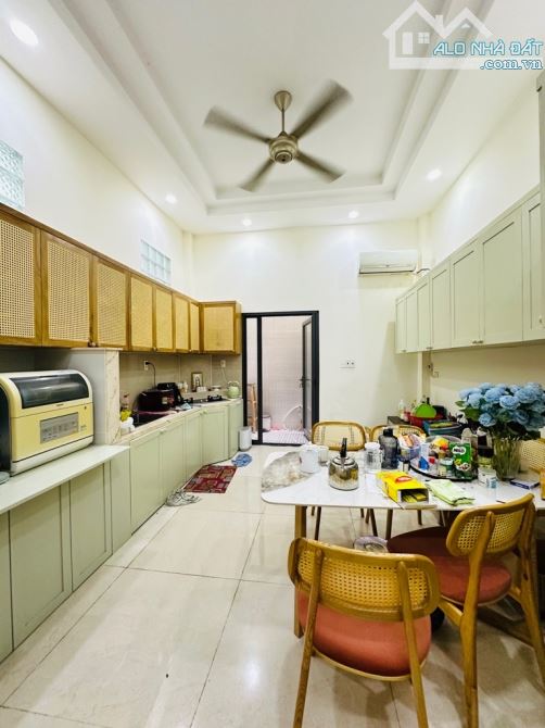 Phú Nhuận, vài bước ra mặt tiền Huỳnh Văn Bánh, 4 Tầng,4Pn, 79m2, mới ở ngay, 11.75 Tỷ - 3