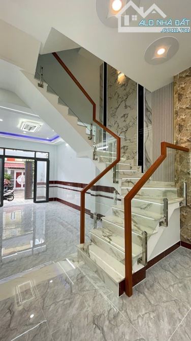 Nhà mặt tiền 64m2 nhỉnh 7T ngay Đình Phong Phú rẽ vào Mới tinh dọn vào ở ngay - 3