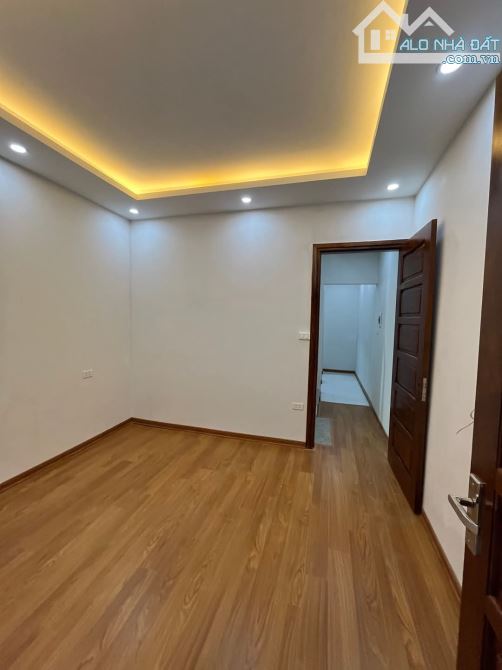Bán nhà Lạc Long Quân - Hai mặt thoáng - Gần ô tô - 30m2 - 7.5 tỷ - 3