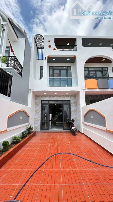 Nhà thiết kế hiện đại 5x35 có sân đậu ô tô ngay chợ Trung Thành SHR. - 3