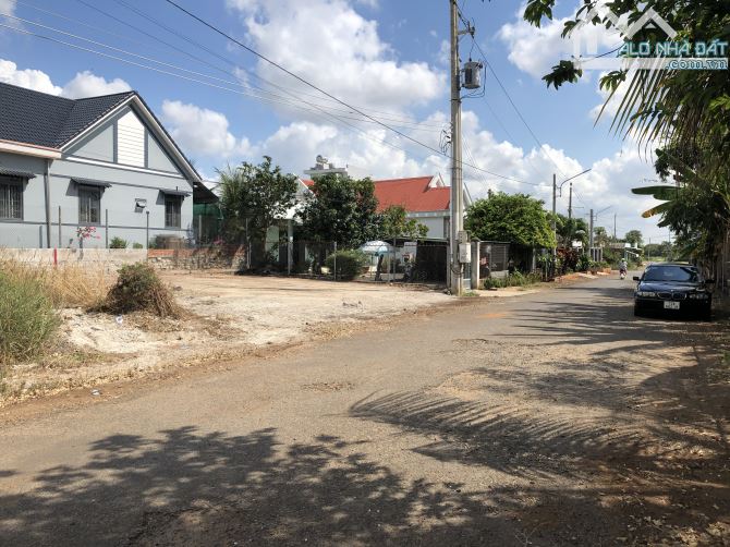153m2, ngang 10m đường Lê Duẩn sâu 14m, nở hậu, sẵn 120 thổ cư, sổ sẵn công chứng, giá 1t8 - 3