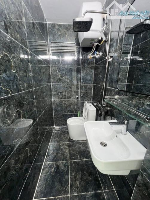 - Bán nhà đường Trần Cung, sát phố, nội thất xịn sò, 38m2, 9 tỷ. - 3