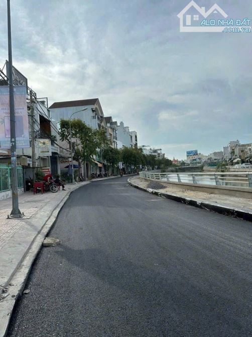 CHỦ GIẢM 2 TỶ . Bán nhà lầu MT bờ hồ Huỳnh Cương . - 3