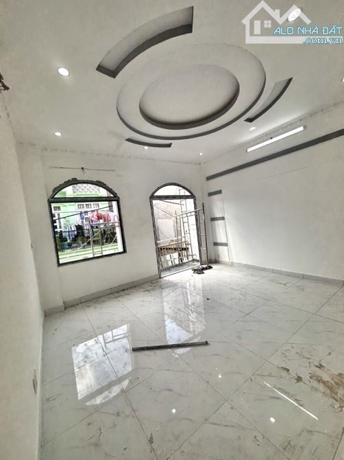 NHÀ 2 TẦNG - Ô TÔ NGỦ TRONG NHÀ - KDC SAIGON MOI - NGANG GẦN 5M - NHỈNH 5 TỶ - 3