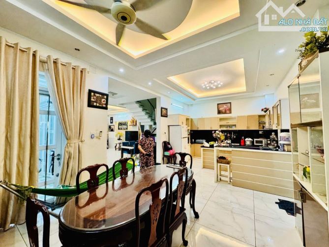 💥BIỆT THỰ 4 TẦNG - TRUNG TÂM QUẬN PHÚ NHUẬN - HẺM 8M - 143M2 - NGANG BỀ THẾ 8M 👉26 TỶ - 3