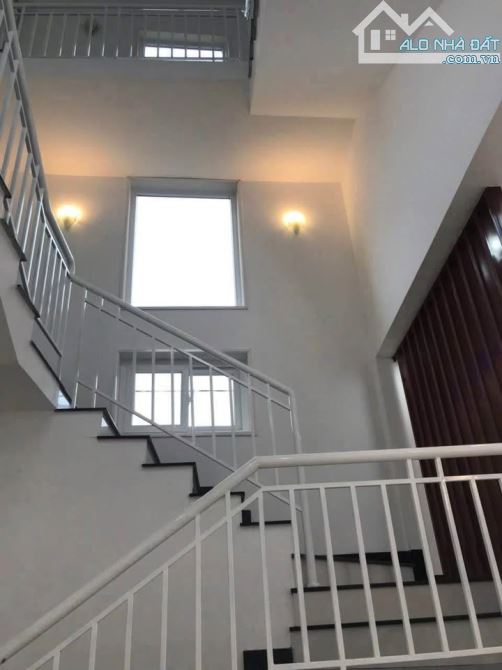 Bán nhà 3 tầng 5 phòng ngủ Kiệt ôtô Lê Thánh Tôn, TP Huế, sát bên Đại Nội Huế, chỉ 3,8 tỷ - 4