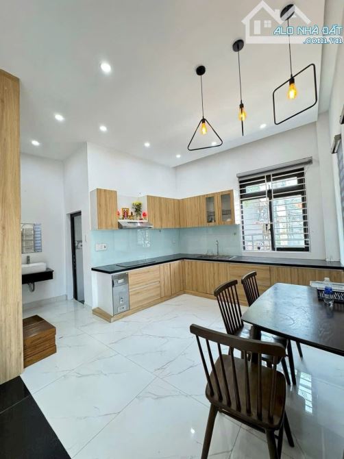 Bán nhà Nguyễn  mộng  Tuân dt 50 m2  ngang 5m đường vào  3 tầng  ngang 8 m giá  3.6 - 4