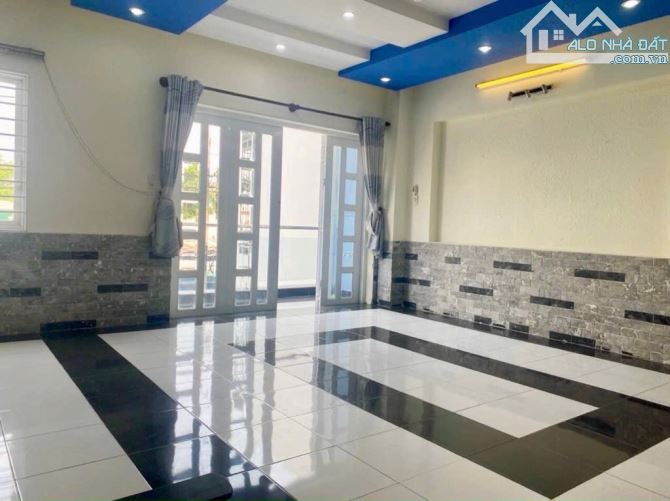 NHÀ MẶT TIỀN QUẬN 2 - 4 TẦNG - ĐƯỜNG LỚN THÔNG - SÂN ĐẬU XE HƠI 25M2 - 4