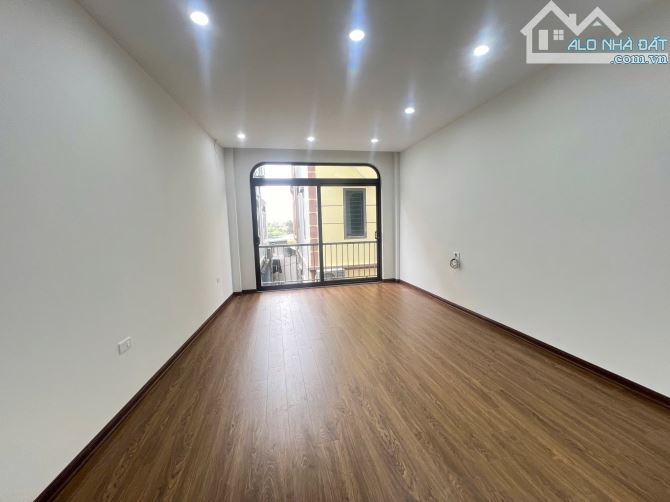 Nhà đẹp ngõ thoáng khu dân trí cao Thạch Bàn Long Biên DT 33m2 . Giá 5.45 tỷ - 4