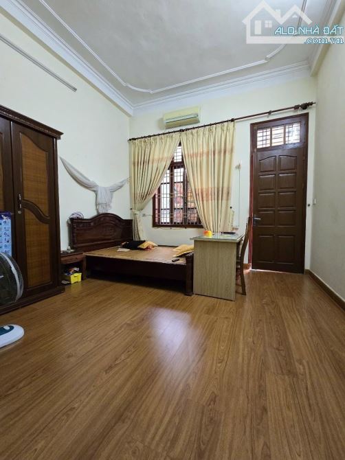 Bán Nhà Phố MẠC THÁI TỔ - TRUNG KÍNH 50m2 Gara OTO Vỉa Hè To View Sân Chơi 21 tỷ - 4