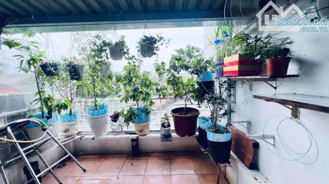BÁN NHÀ HẺM  XE HƠI CHỈ 2TY900 - TRUNG TÂM QUẬN 4 - 4