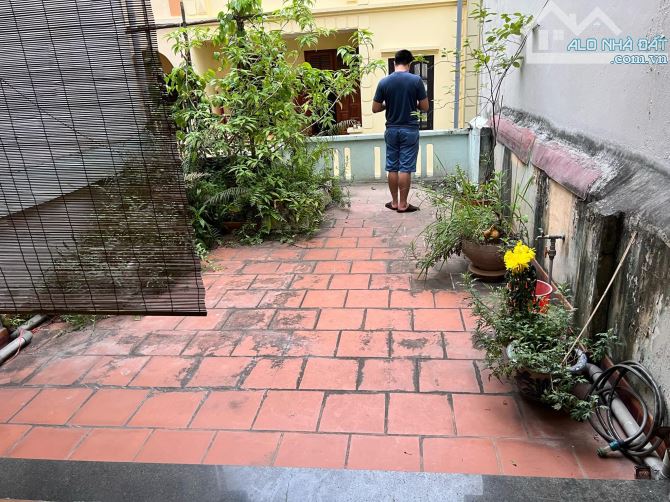 Cho thuê nhà ngõ ô tô Vũ Hữu, 3 tầng x 70m2, 4 ngủ, 15 Triệu, ở nhóm 8 người, VP c.ty - 4