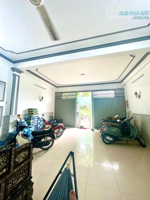Nhà cũ bán đất - mặt phố 399 Âu Cơ - 122m2 x 3T x MT 6m - o to 2 chiều - lô góc - 4