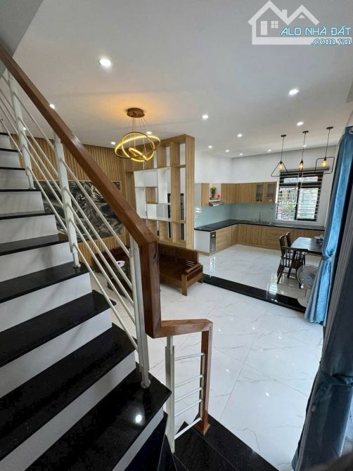 Bán nhà Nguyễn  mộng  Tuân dt 50 m2  ngang 5m đường vào  3 tầng  ngang 8 m giá  3.6 - 5