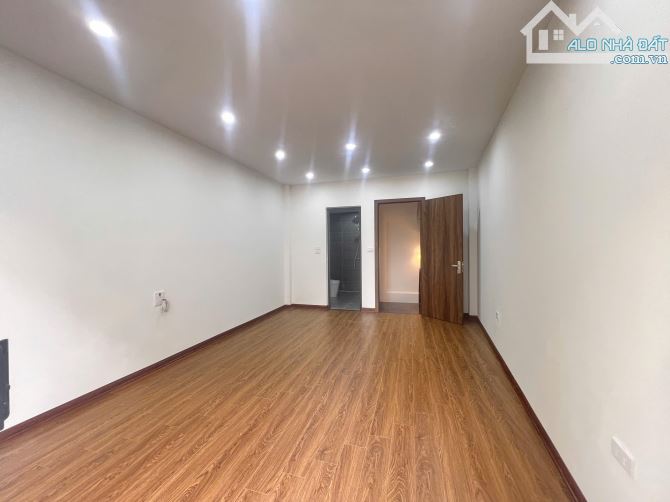 Nhà đẹp ngõ thoáng khu dân trí cao Thạch Bàn Long Biên DT 33m2 . Giá 5.45 tỷ - 5