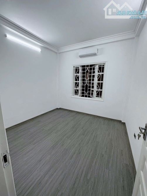 Cho thuê nhà mặt phố Hoàng Ngân, DT 45m2x4 tầng+tum, MT 3.5m, Giá 42tr - 5