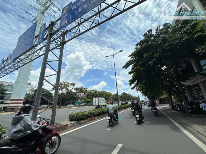 Bán đất xây tòa nhà VP mặt tiền 12m sát Phạm Văn Đồng 215m2 rộng 9.3m ngay trung tâm 30 tỷ - 5