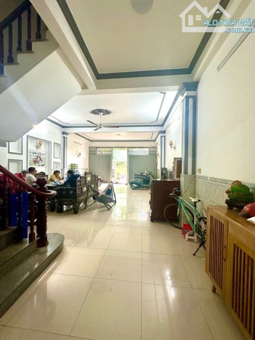 Nhà cũ bán đất - mặt phố 399 Âu Cơ - 122m2 x 3T x MT 6m - o to 2 chiều - lô góc - 5
