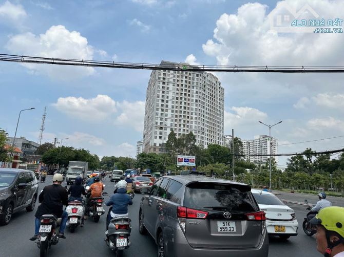 Bán đất xây tòa nhà VP mặt tiền 12m sát Phạm Văn Đồng 215m2 rộng 9.3m ngay trung tâm 30 tỷ - 6