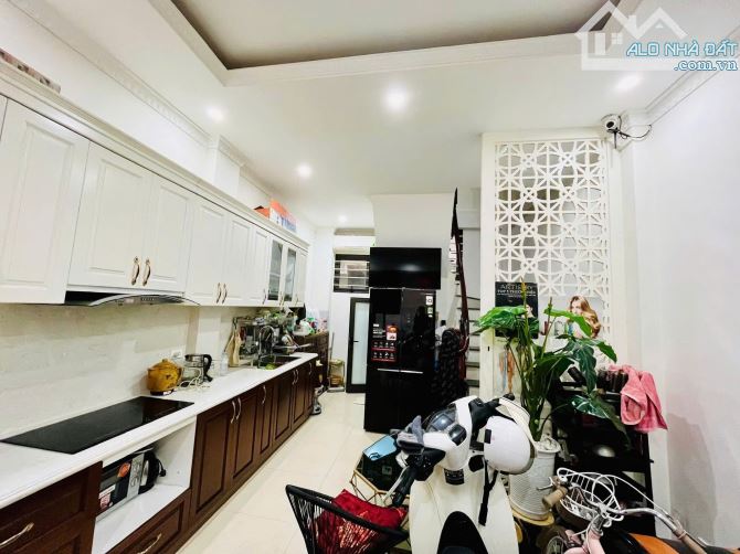 Bán nhà Lạc Long Quân Cầu Giấy gần ô tô ngõ thông 35m2 5T MT 4m dân xây đủ đồ ở luôn 7.5tỷ - 6