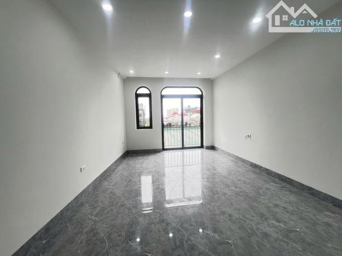 Nhà đẹp ngõ thoáng khu dân trí cao Thạch Bàn Long Biên DT 33m2 . Giá 5.45 tỷ - 7