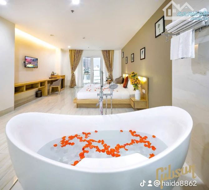 ⛱️ SIÊU PHẨM KHÁCH SẠN 4+ NGAY TRUNG TÂM BIỂN NHA TRANG ⛱️* “View biển triệu đô - 7