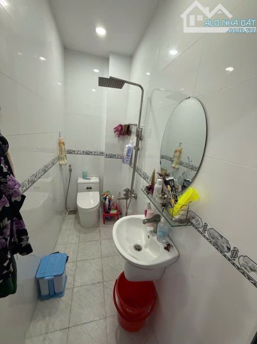 Bán nhà mới- đẹp 5 tầng HXH thông ngay chợ Gò Xoài, 48m² - giáp Tân Phú chỉ nhỉnh 6 tỷ - 7