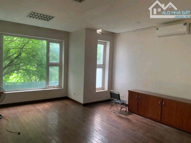 CHO THUÊ BIỆT THỰ  huỳnh văn Nghệ, Long Biên 25 triệu, 200m, 3 tầng, vỉa hè,Kinh doanh, ôt - 7