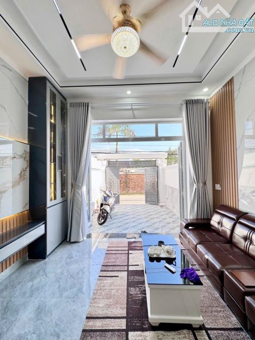 Chính Chủ gởi bán căn nhà 1 trệt 1 lầu 145 m2 SHR thổ cư mặt tiền đường hoàng minh Chánh - 8
