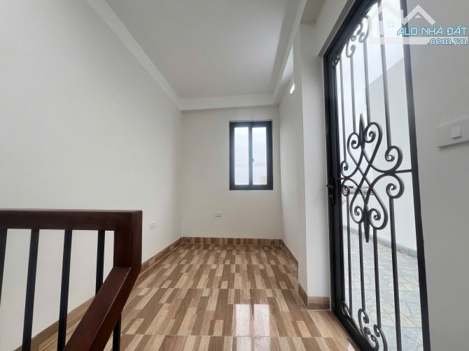 Nhà đẹp ngõ thoáng khu dân trí cao Thạch Bàn Long Biên DT 33m2 . Giá 5.45 tỷ - 8