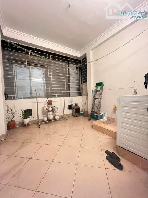 Bán nhà Dịch Vọng Hậu - Ngõ thông - Ba gác - Kinh doanh - 40m2 - 10 tỷ - 8
