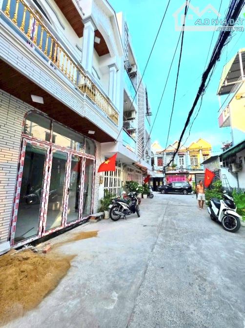 NHÀ 2 TẦNG - Ô TÔ NGỦ TRONG NHÀ - KDC SAIGON MOI - NGANG GẦN 5M - NHỈNH 5 TỶ - 8