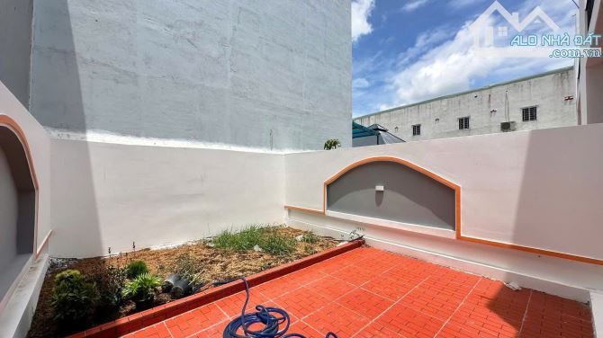 Nhà thiết kế hiện đại 5x35 có sân đậu ô tô ngay chợ Trung Thành SHR. - 9